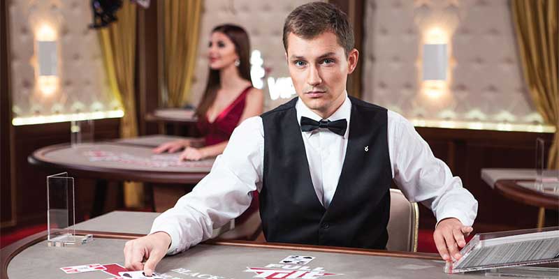 Dealer là gì ? Vai trò của người chia bài trong sòng bài